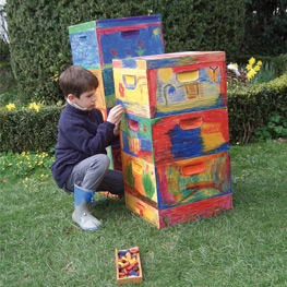 Abbildung3 Mit Kindern im Bienengarten