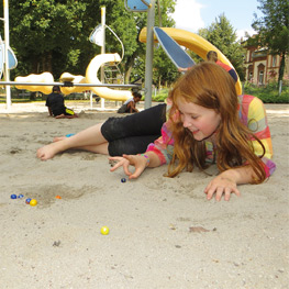 Abbildung5 Hüpf- und Murmelspiele